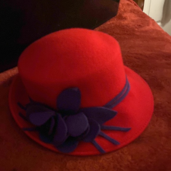 Red hat purple flower on side - Picture 7 of 8